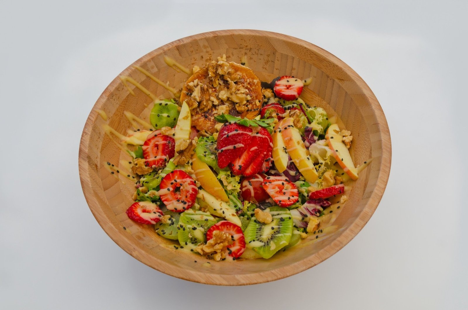 Ensalada de queso de cabra con fresas y nueces