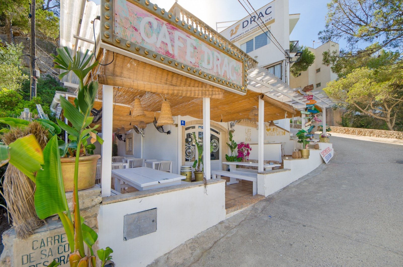 Fachada y entrada del restaurante Café Drac