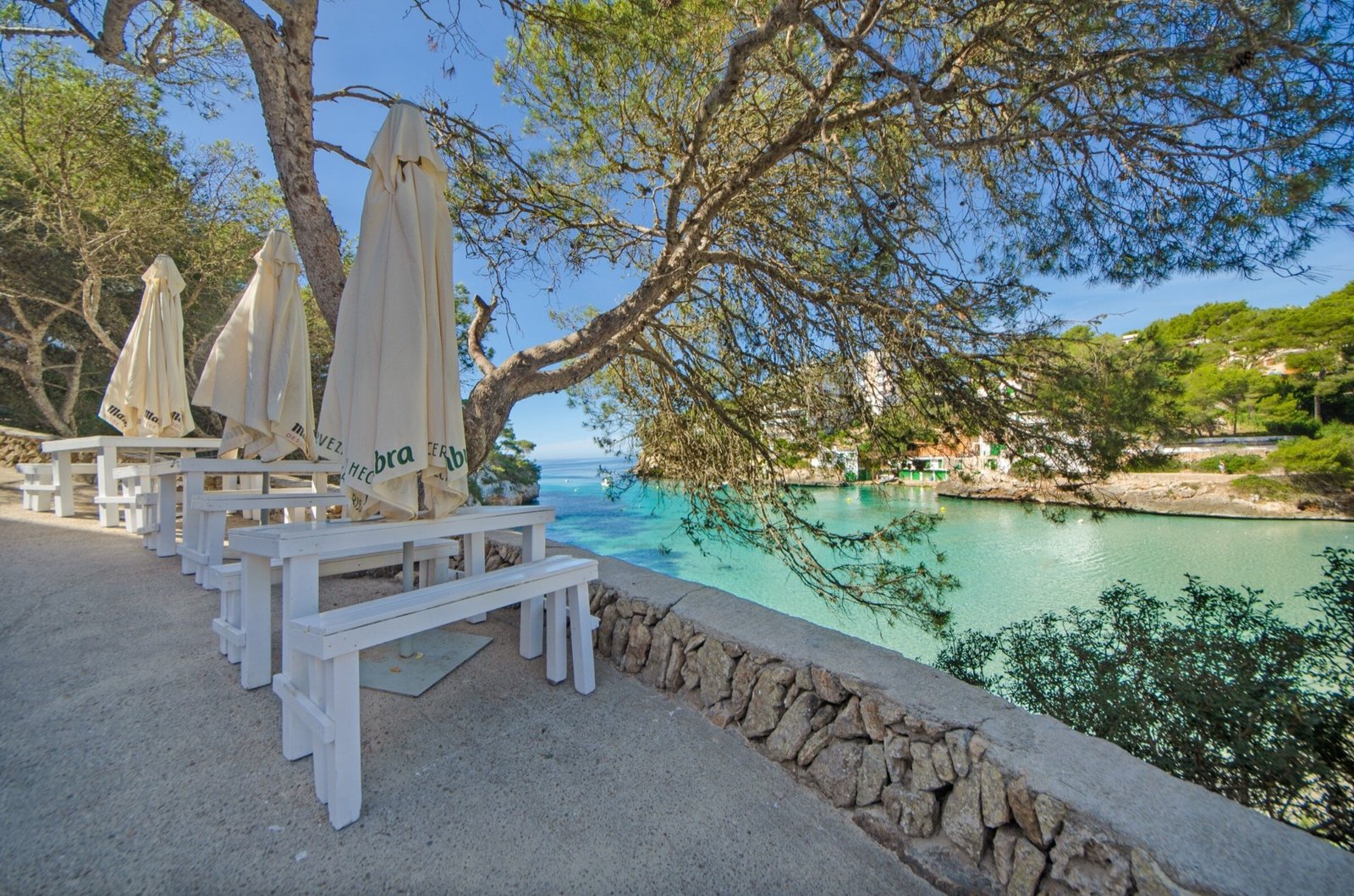 Terraza de Café Drac abierta todo el día sobre Cala Santanyí